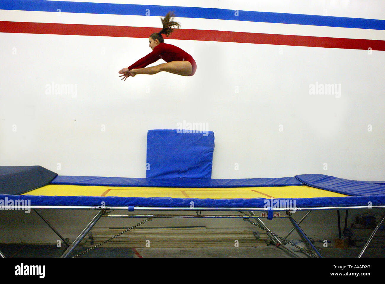 Gymnastics trampoline fotografías e imágenes de alta resolución - Alamy