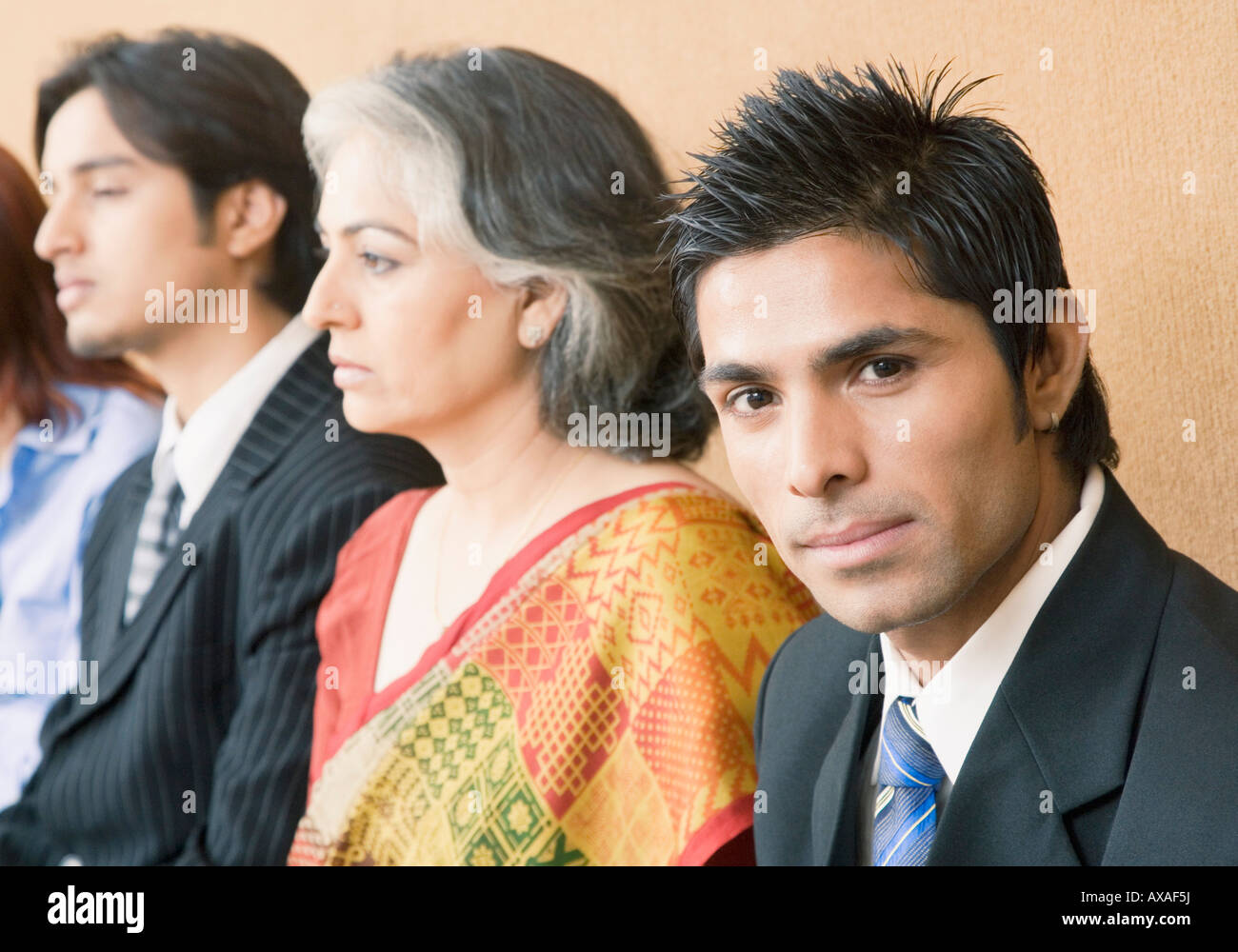 Cuatro ejecutivos de negocios sentada en una sala de conferencias Foto de stock