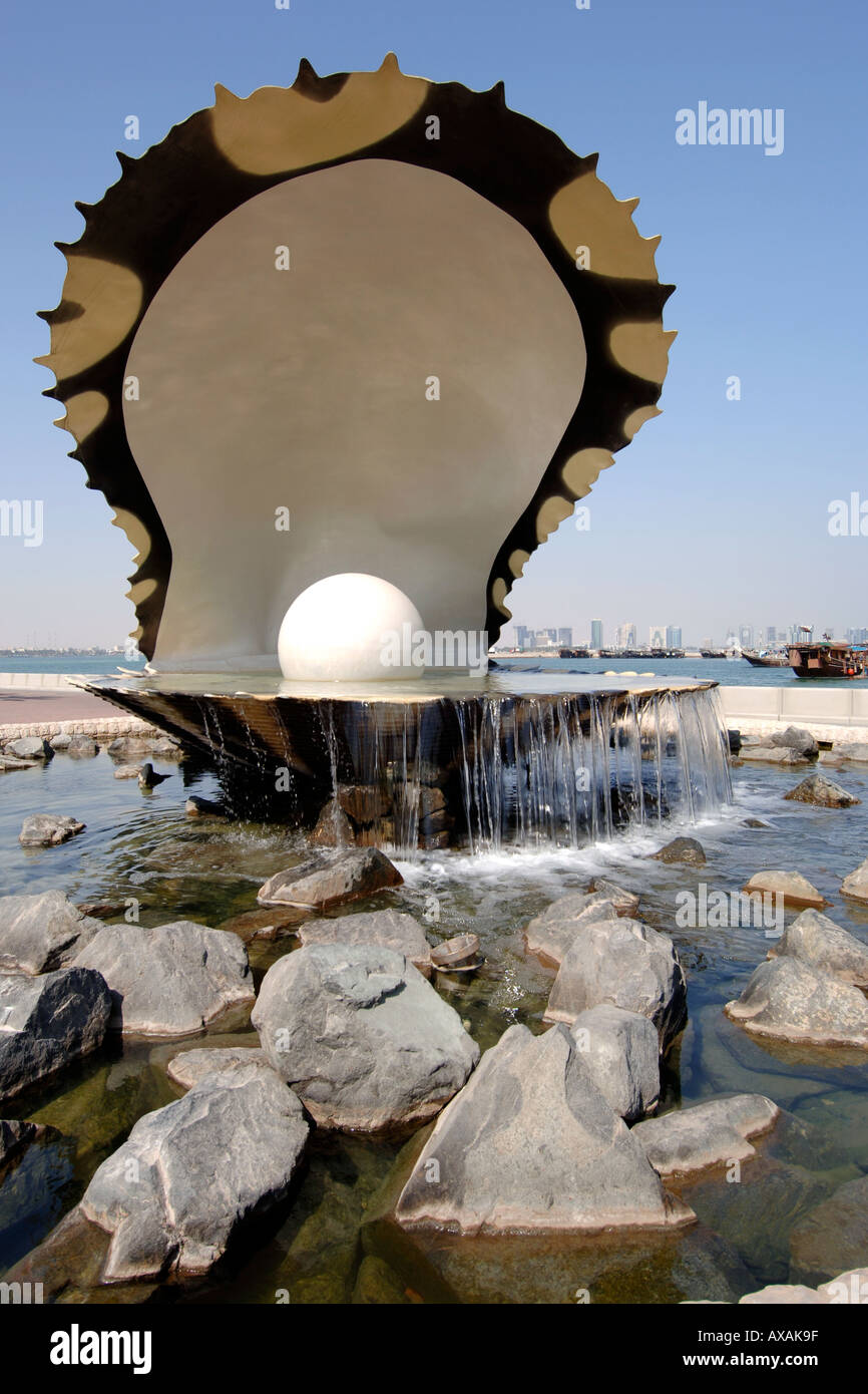 canto Influencia Pelágico El Monumento de la perla en la Corniche de Doha, en Qatar. Perlas solía ser  la principal industria de Qatar, aunque ahora es el gas natural y el  petróleo Fotografía de stock -