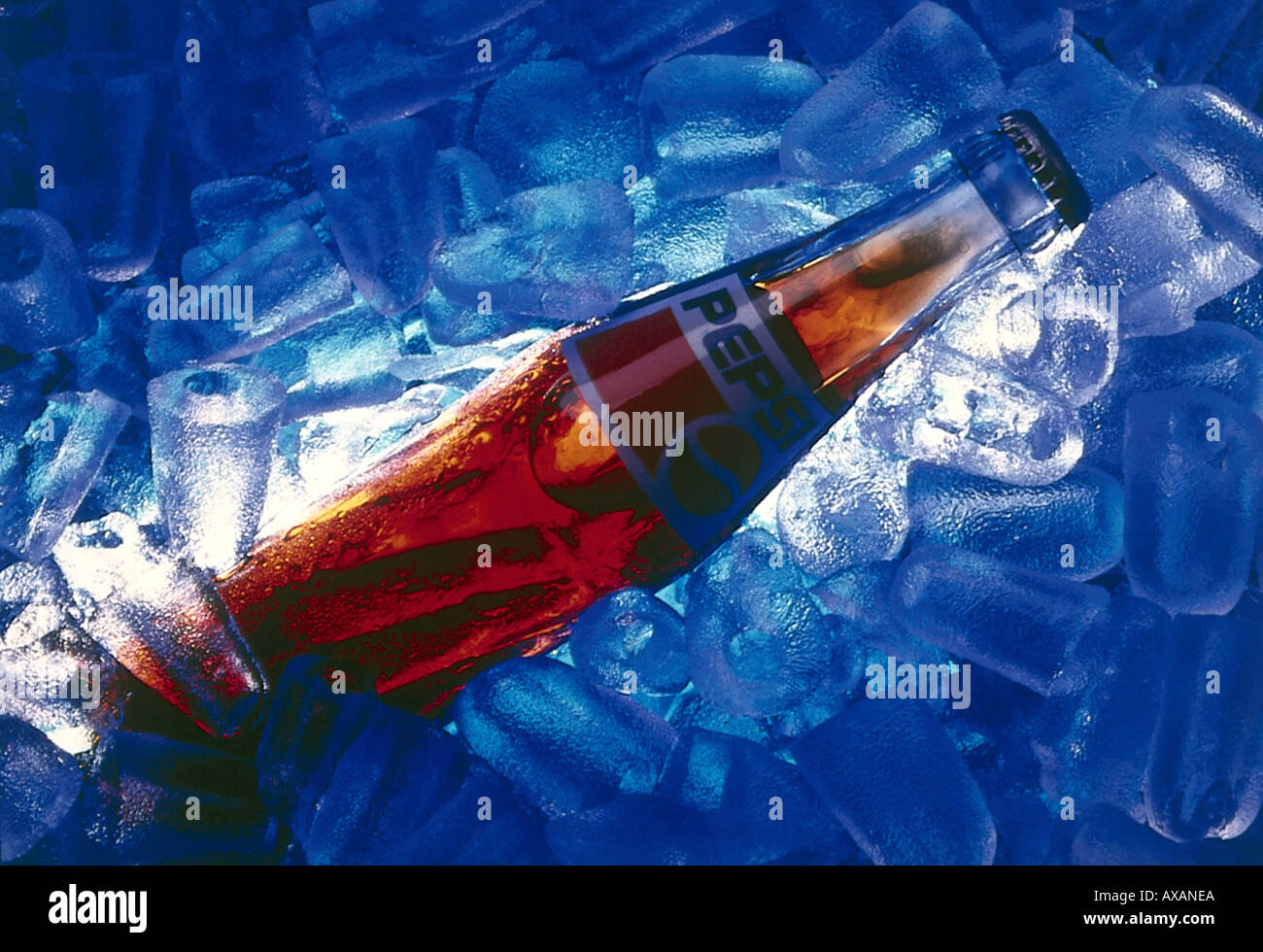 Bebida cola Icecold en cama de Crystal clear icecubes en botella de cristal de la bebida fría Pepsi cola y cubitos de hielo. Foto de stock