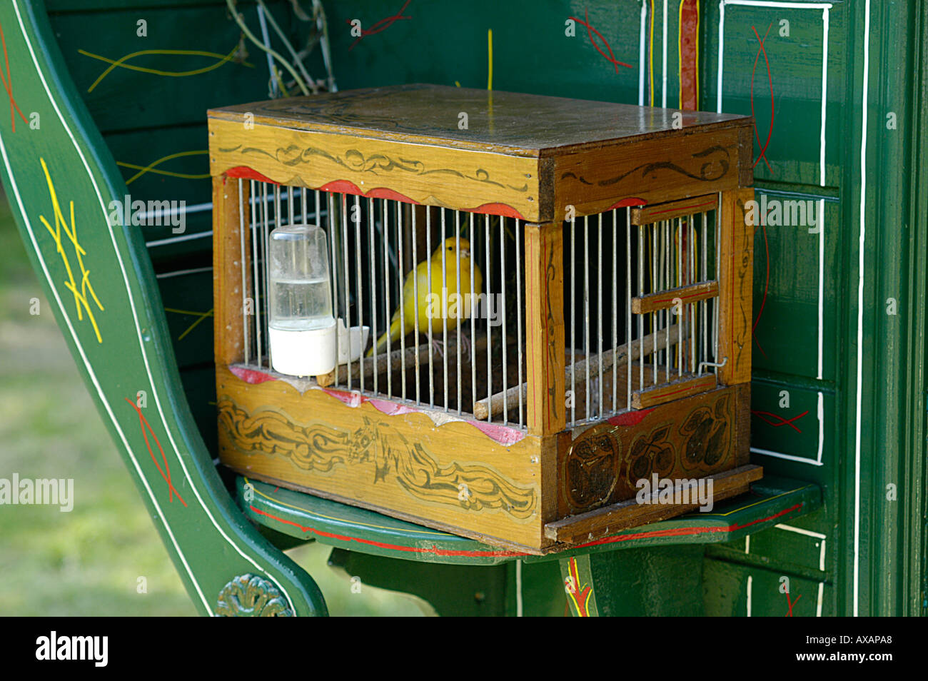 Canario en una jaula de madera en una caravana gitana Fotografía de stock -  Alamy