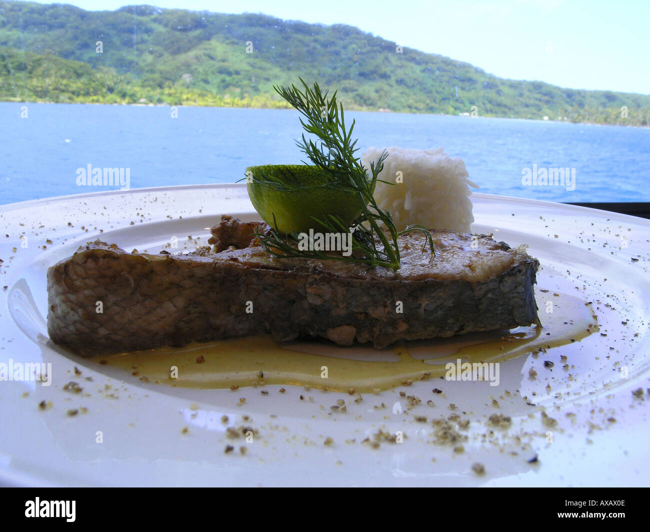 El mahi mahi a la parrilla pescado Restaurante de Bora Bora Cruises Islas Sociedad Polinesia