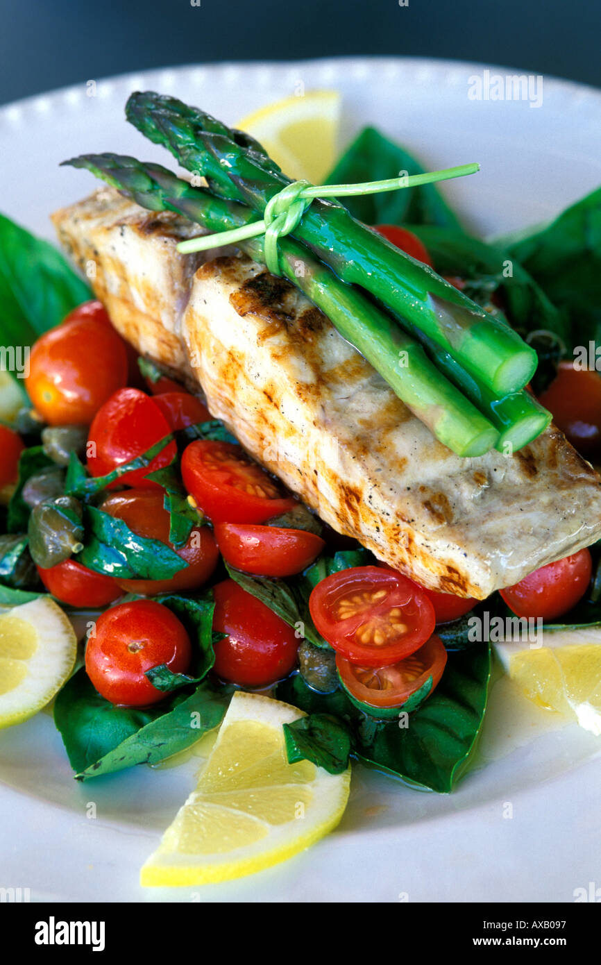 Alimentos, filete de mahi mahi a la parrilla con tomates cherry y alcaparras ensalada Fotografía