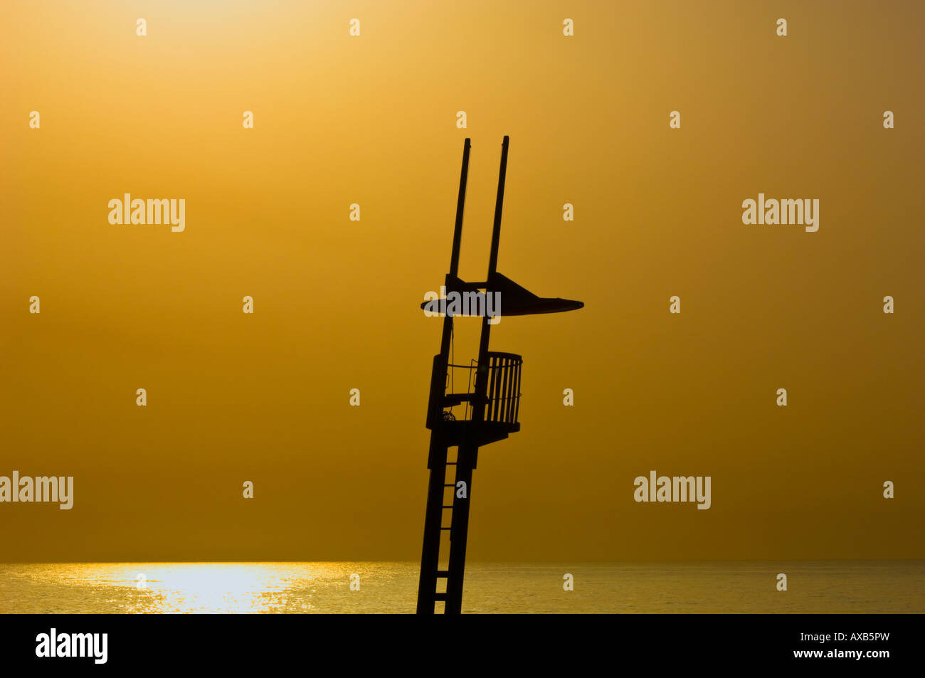 Silueta de estilo modernista socorrista playa Torre Sant Sebastia Barcelona Cataluña España Foto de stock