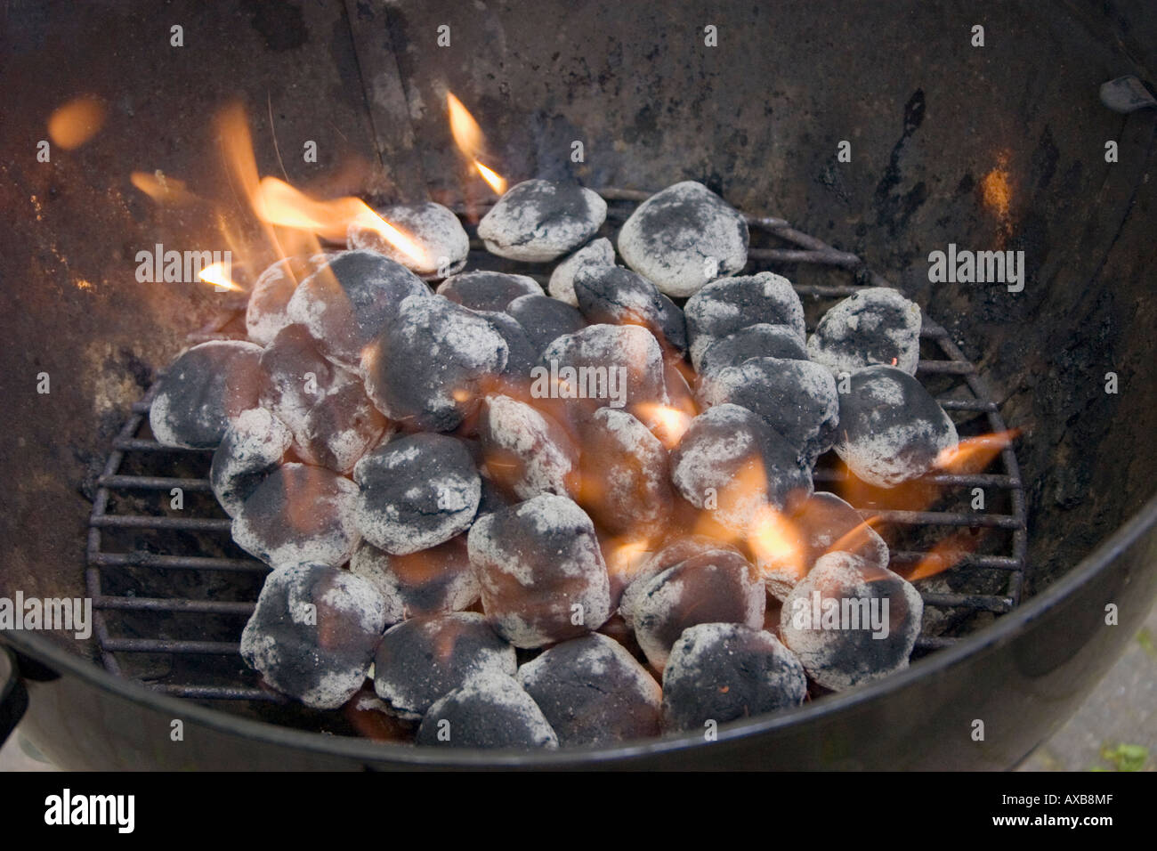 Carbón encendido en una barbacoa