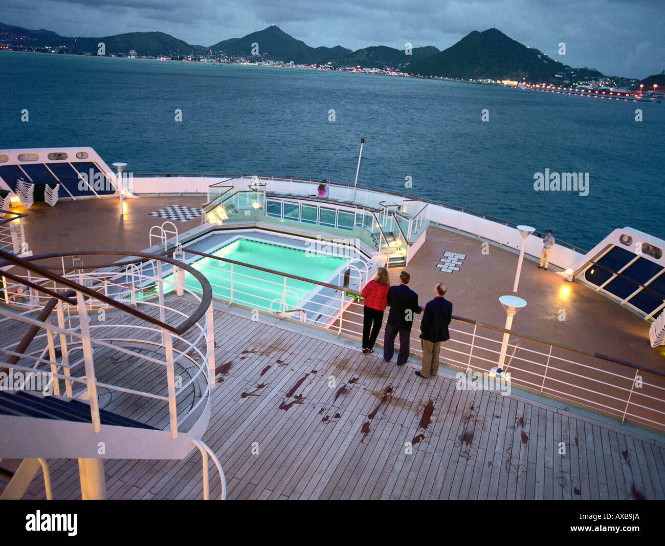 La gente en el quarterdeck mirando hacia la costa, el Queen Mary 2, San Martín, El Caribe Foto de stock