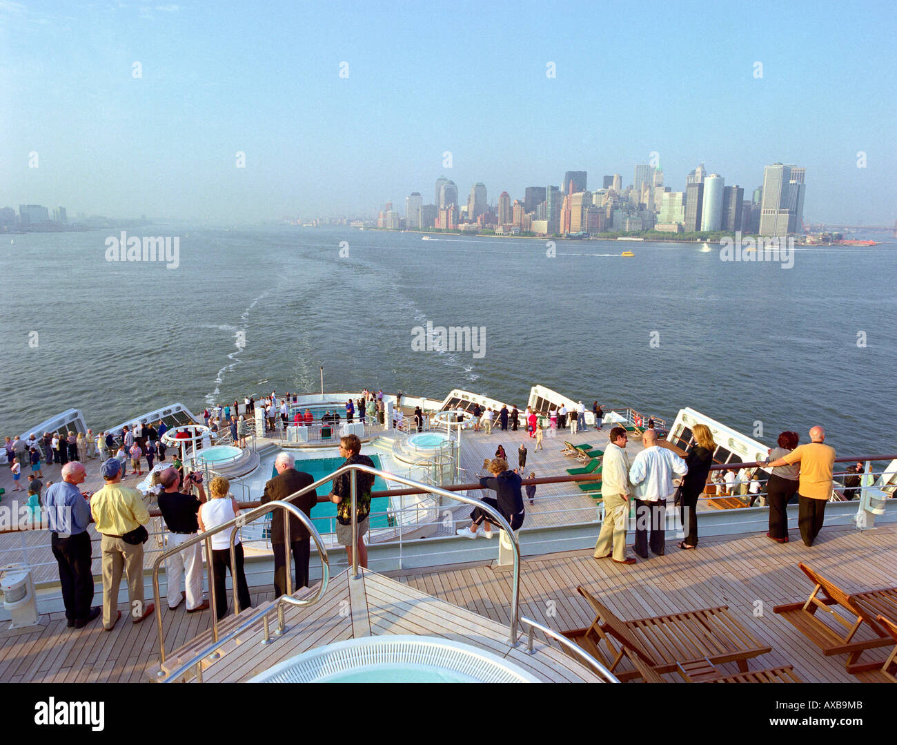 Queen Mary 2 fuera de Manhattan, Ciudad de Nueva York, gente en quarterdeck, Queen Mary 2 Foto de stock