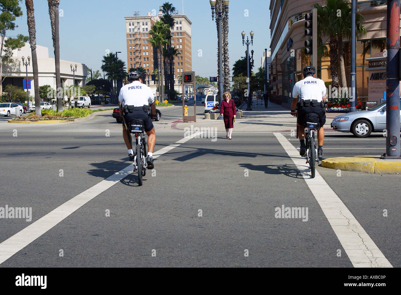 La policía patrulla sobre bicicletas en Huntington Beach, California, EE.UU. Foto de stock