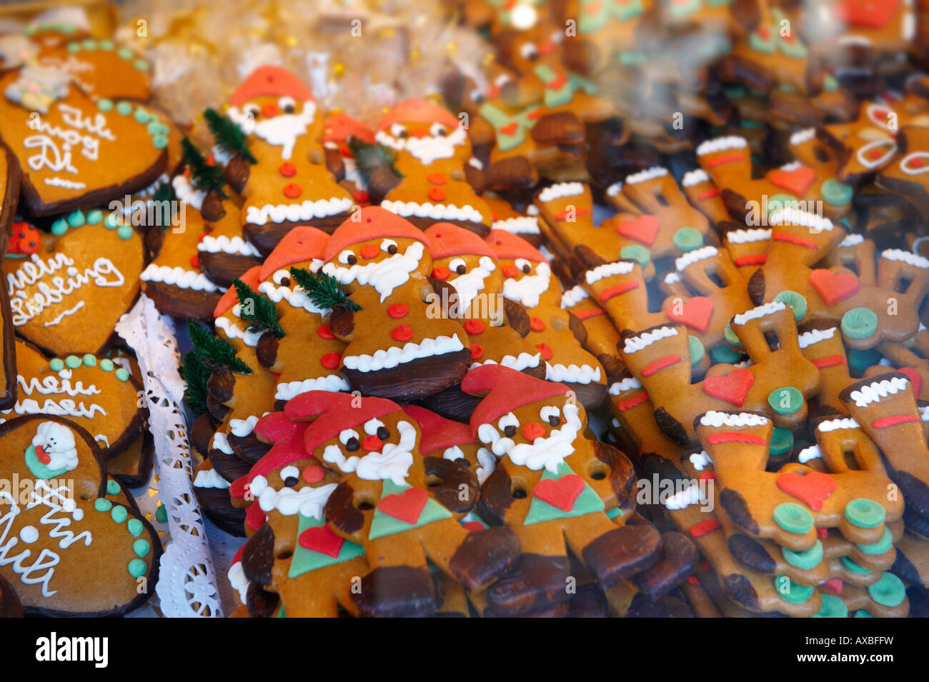 Los puestos de mercado de navidad con alimentos tradicionales galletas, Nuremberg, Alemania Foto de stock