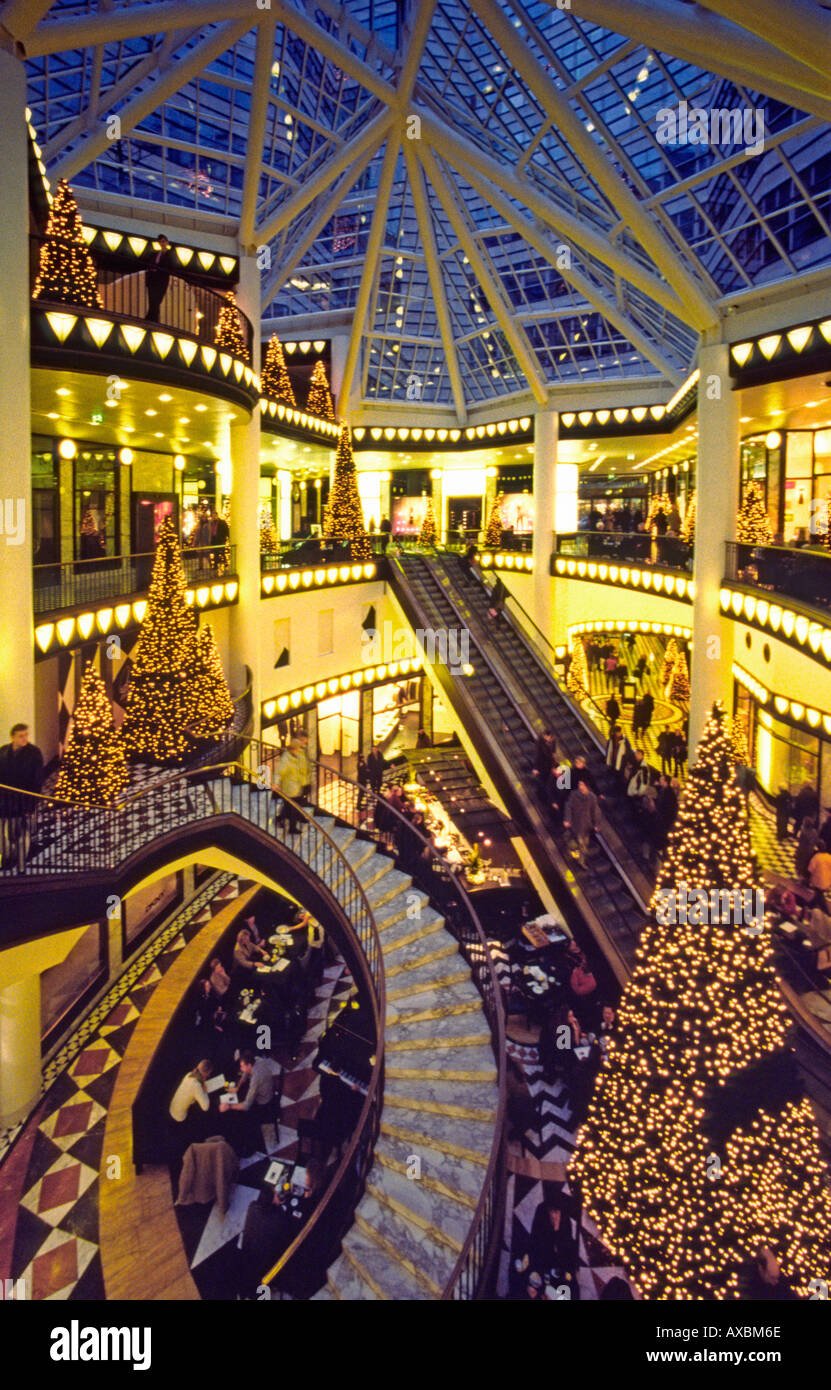 Pasaje de compras de lujo arquitectura por Pei Cobb socio Nueva York 1992 1996 edificio Atrium con árbol de navidad para office busin Foto de stock