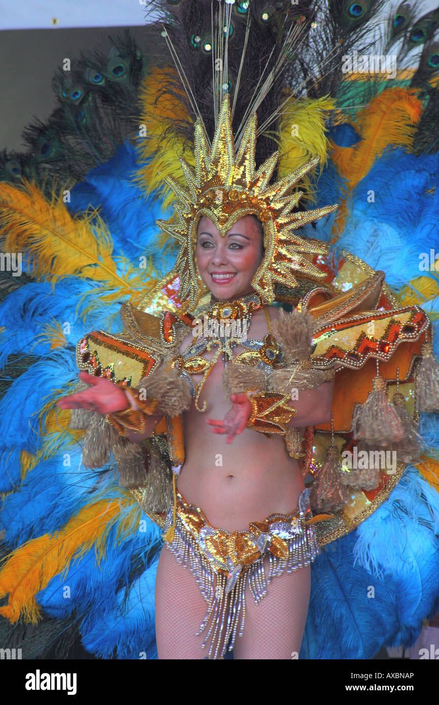 Oro azul plumaje diminuto mujer brasileña bailarina carnaval del pueblo  Fotografía de stock - Alamy