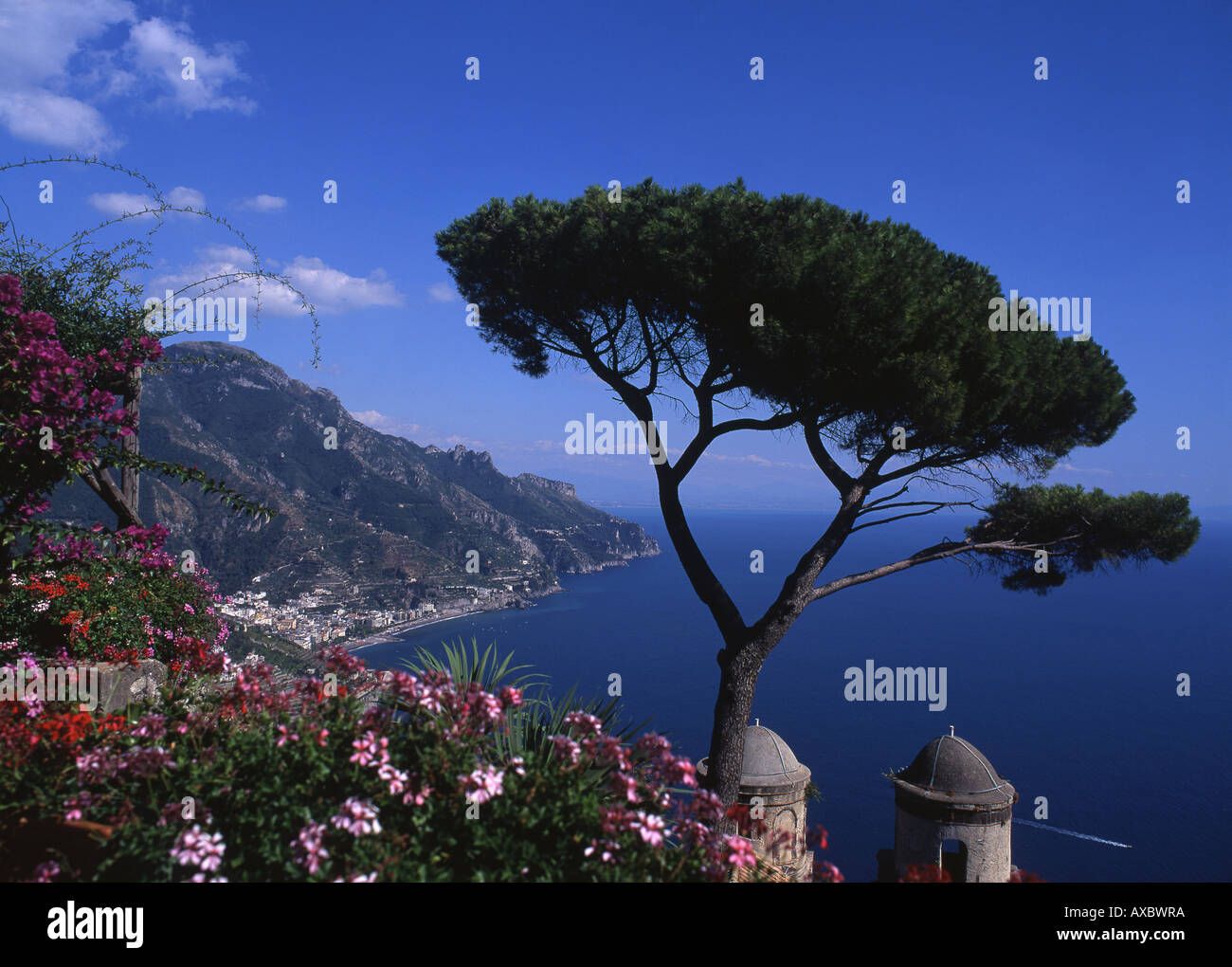 Costa Amalfitana desde Villa Rufolo, Ravello, Campania, Italia Foto de stock