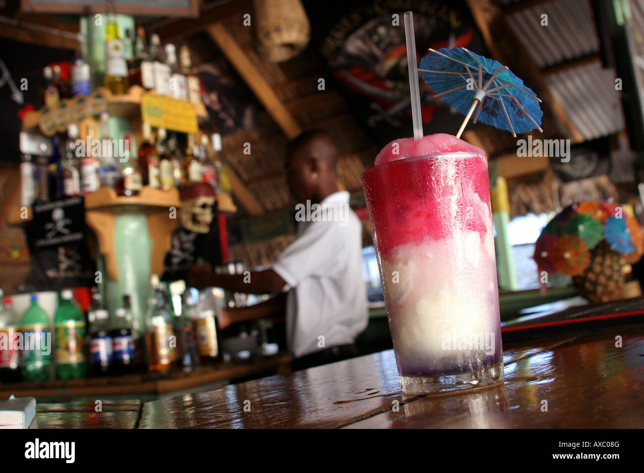 Miami Vice Cocktail Bar de la cueva de los piratas en Negril, Jamaica  Fotografía de stock - Alamy