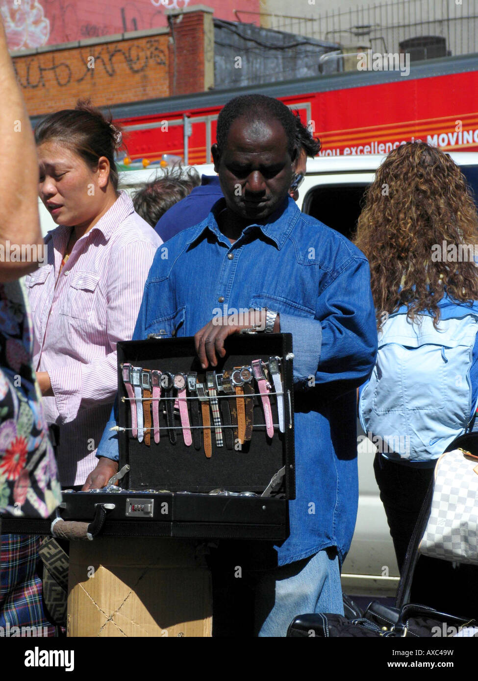Venta de relojes hombre de una maleta en el mercado negro en Chinatown,  ESTADOS UNIDOS, Manhattan, Nueva York Fotografía de stock - Alamy