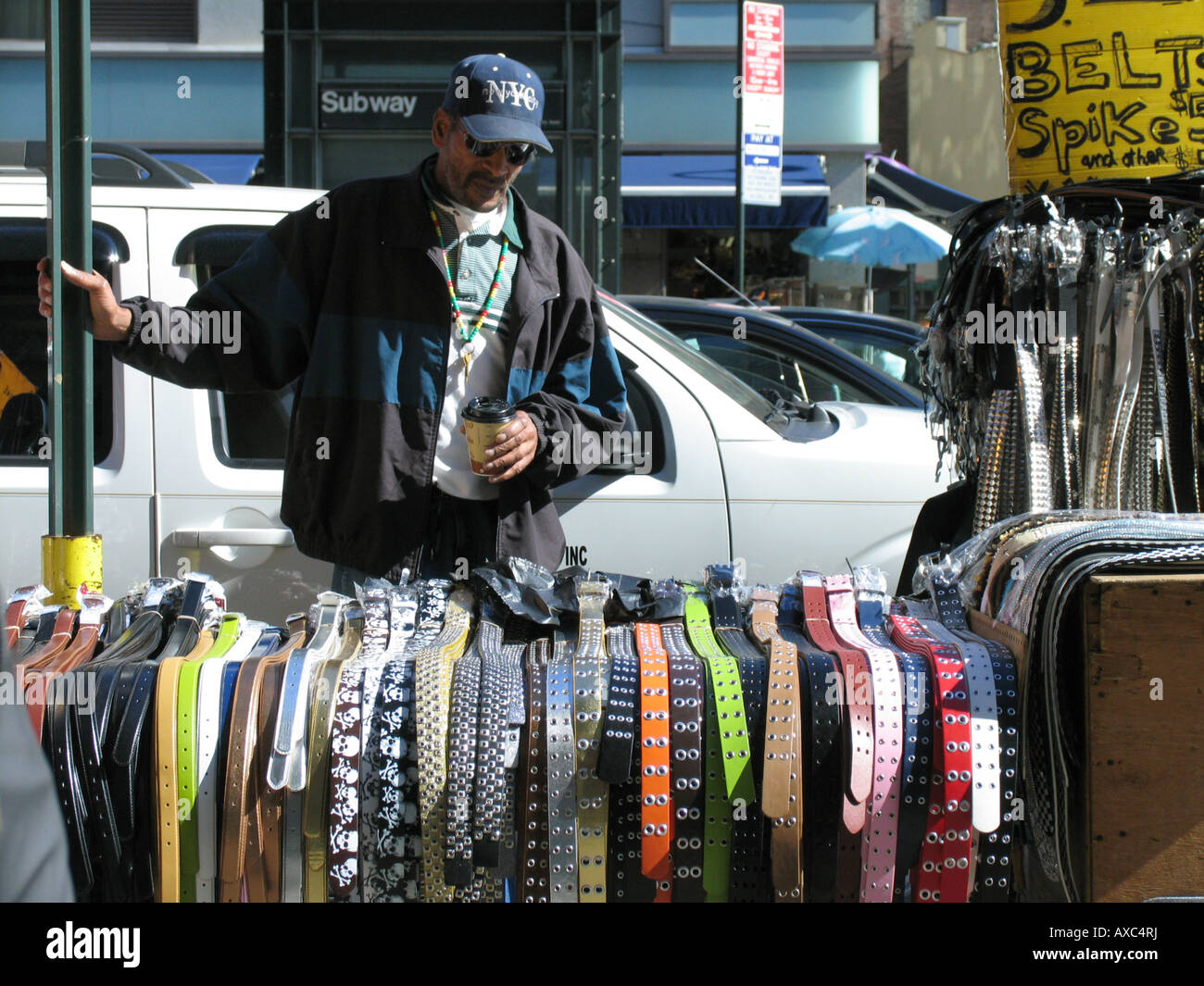Hombre cinturones de venta en el mercado negro en Chinatown, ESTADOS  UNIDOS, Manhattan, Nueva York Fotografía de stock - Alamy