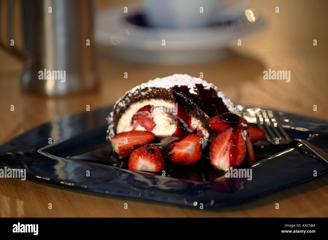 Strawberry Roulade servido en un restaurante Foto de stock