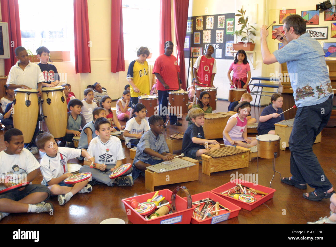 Los niños de escuela primaria tocando instrumentos musicales Fotografía