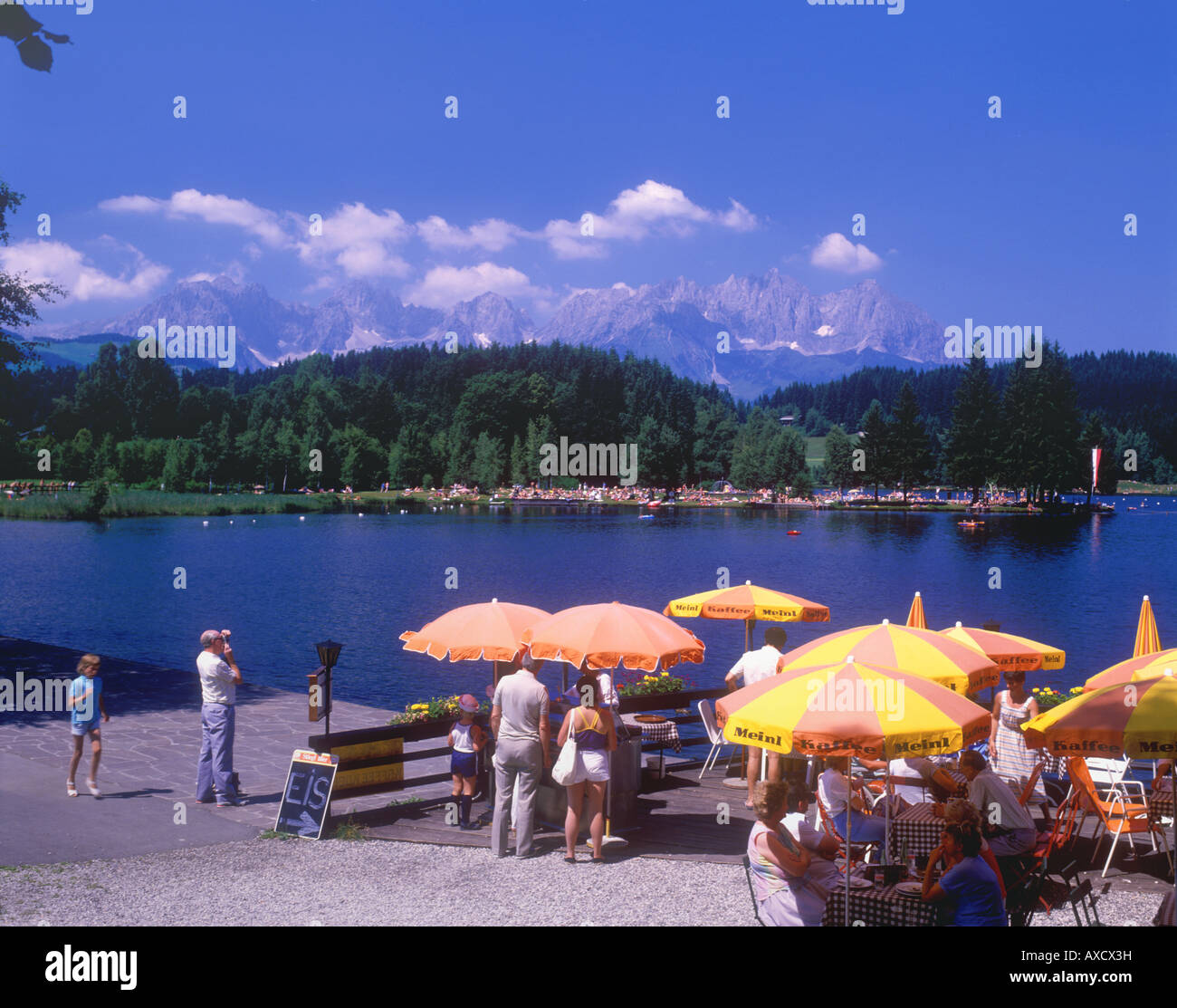 Cafés junto al lago Schwarzsee cerca de Kitzbuhel Foto de stock