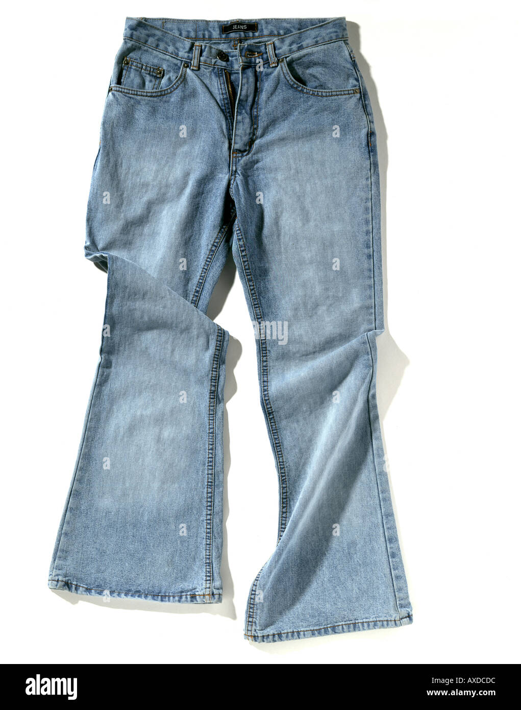 Desapareció y desgastados pantalones vaqueros azules sobre fondo blanco  Fotografía de stock - Alamy