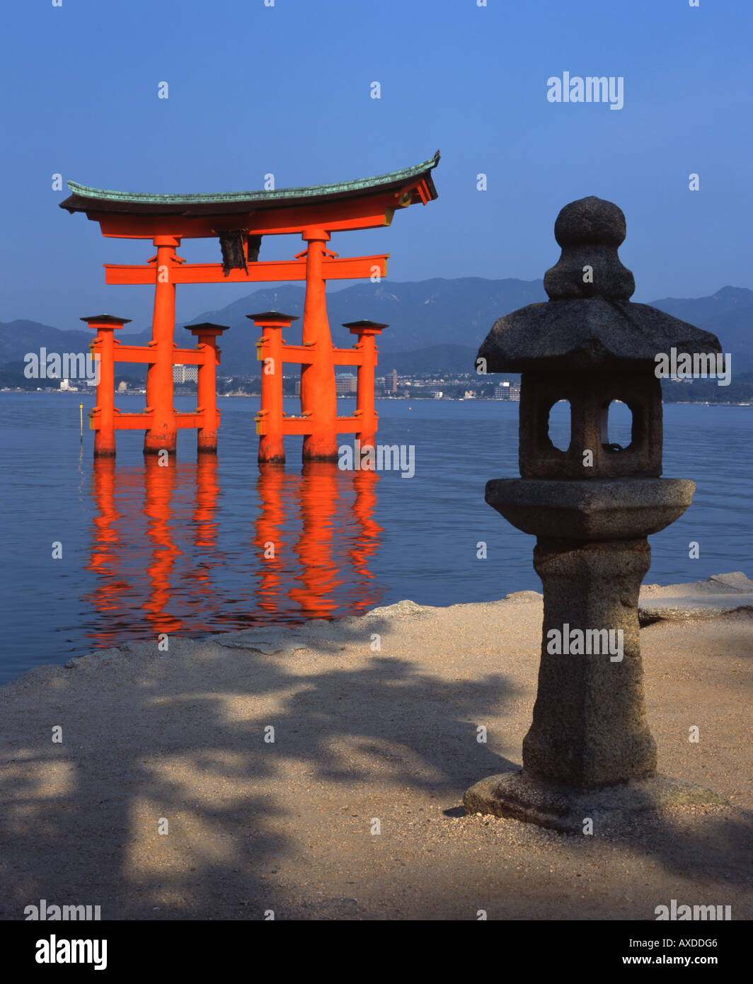 La puerta torii flotante al Santuario Itsukushima, la Isla Miyajima, Prefectura de Hiroshima, Japón. Un sitio de Patrimonio Mundial de la UNESCO Foto de stock