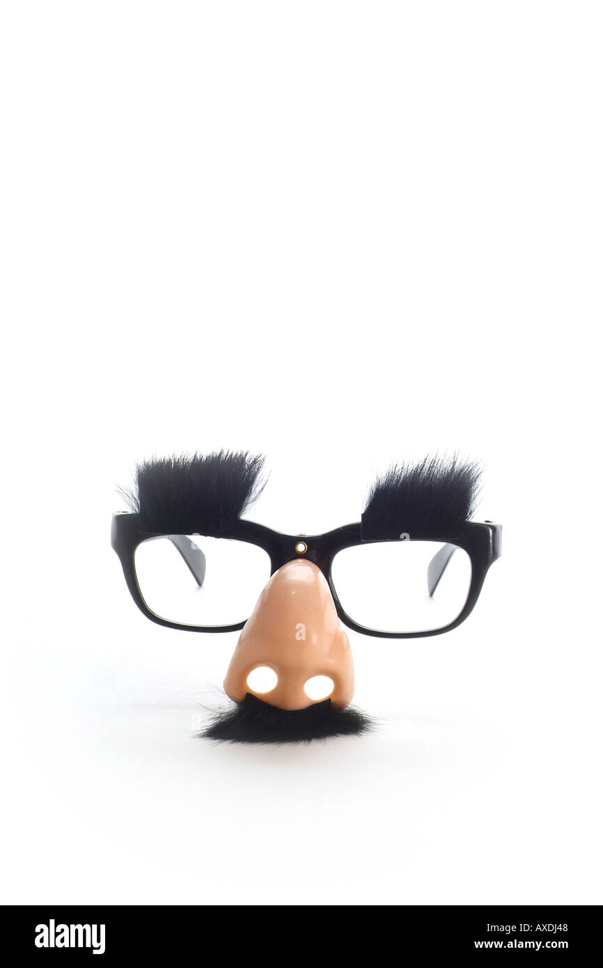 Concepto de 'humor' gafas con bigote cejas sobre un fondo blanco. Groucho Marx gafas de estilo. Disfraz y disfraz divertido. Foto de stock