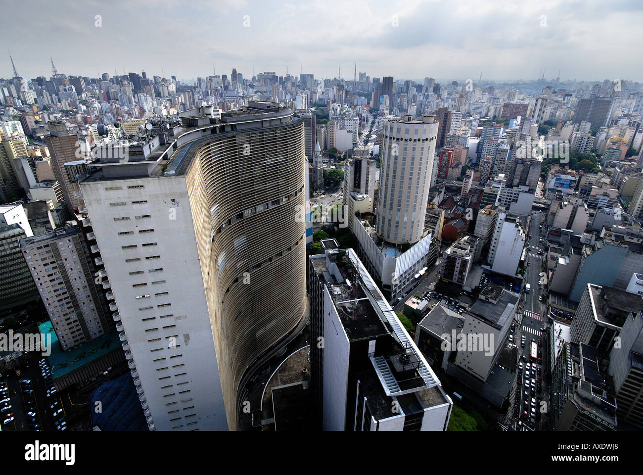 Horizonte de São Paulo, Brasil. En primer plano la forma wafe skyskraper copan del arquitecto Oscar Niemeyer Foto de stock
