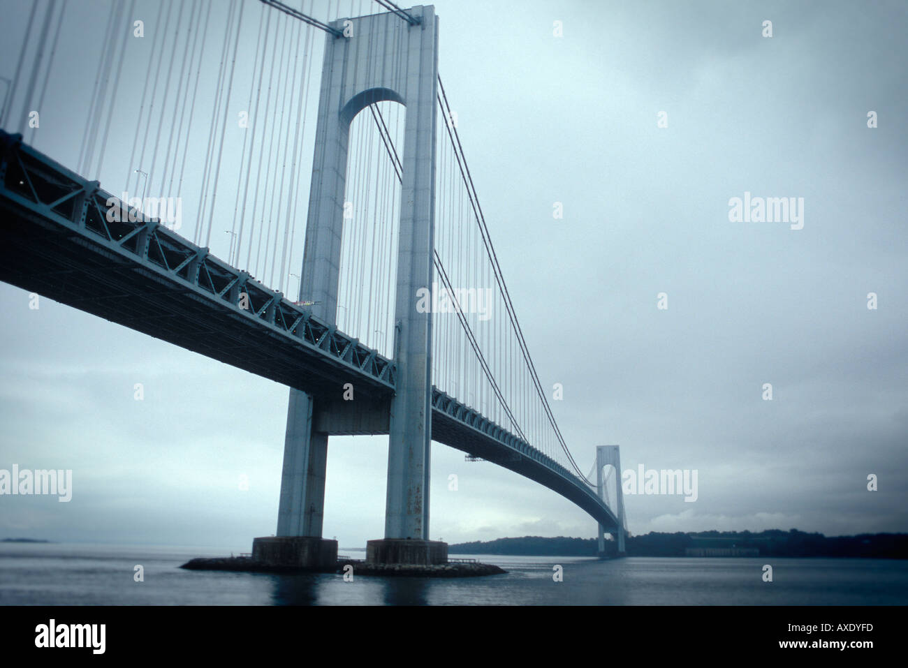 Un nublado día gris en el Puente Verrazano Foto de stock