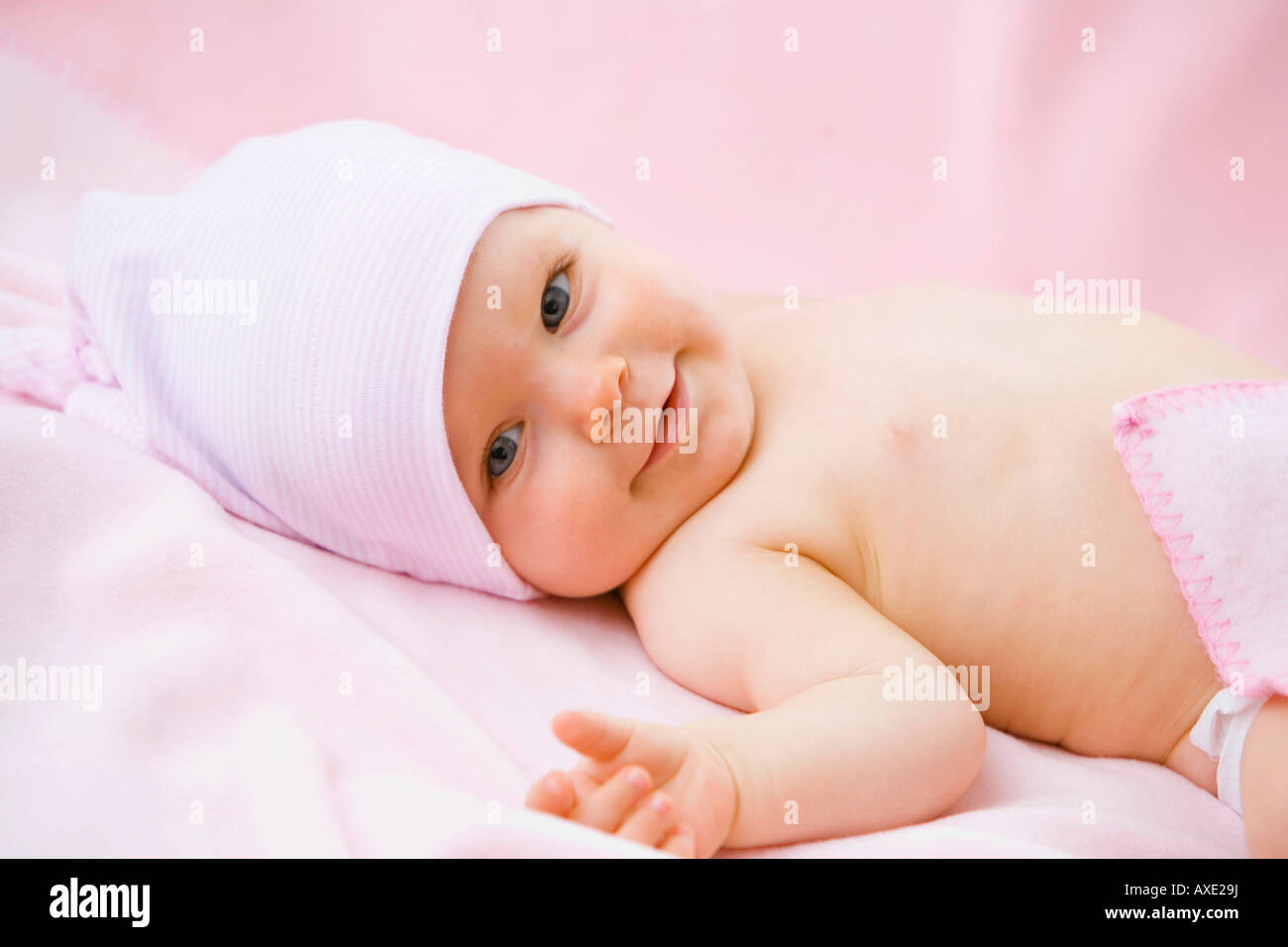 Baby Girl (6-9 meses) situadas en la parte posterior Foto de stock