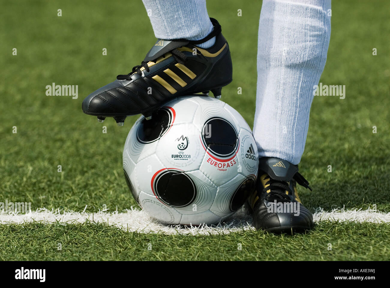 Pies niños futbol calcetines fotografías e imágenes de alta resolución -  Alamy