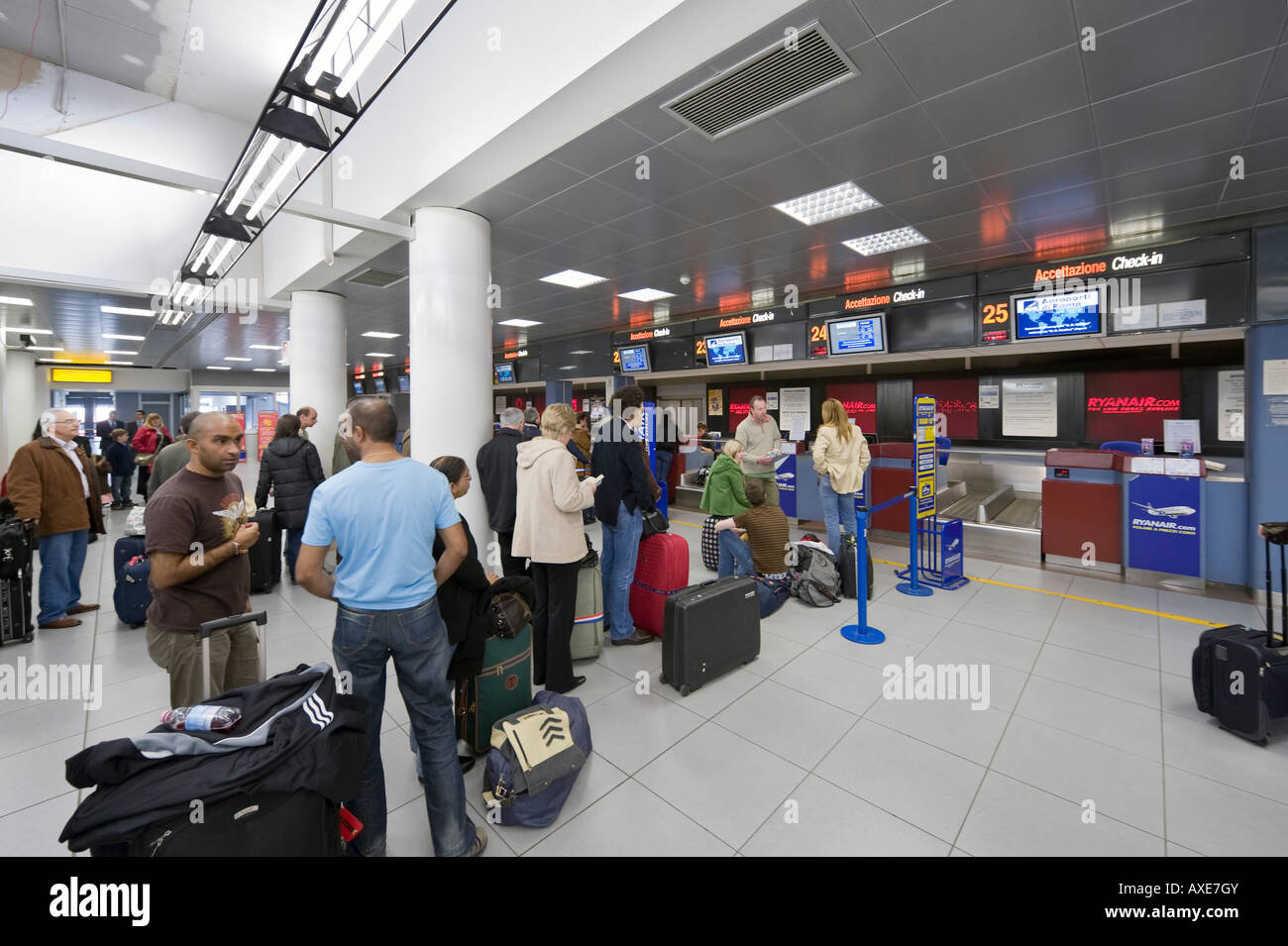 En los mostradores de facturación de Ryanair en el aeropuerto de Ciampino,  Roma, Italia Fotografía de stock - Alamy