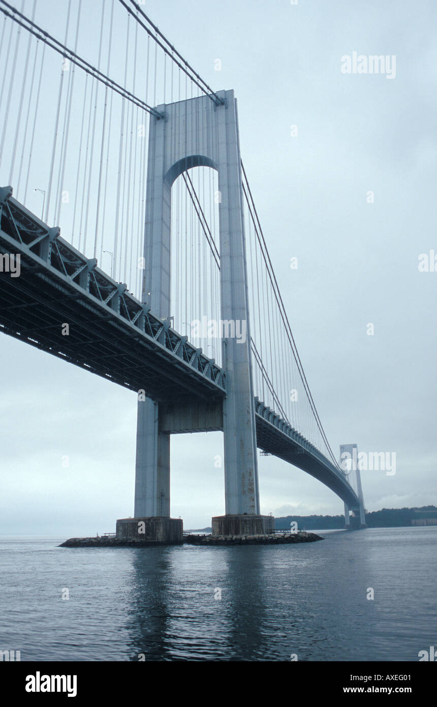 Un nublado día gris en el Puente Verrazano Foto de stock