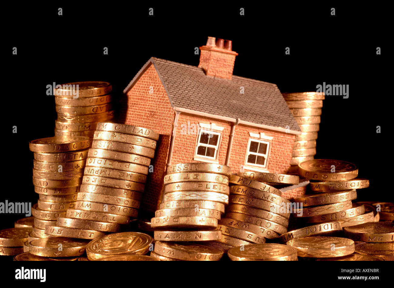 Una casa se hunde en deuda con British Pound monedas Foto de stock