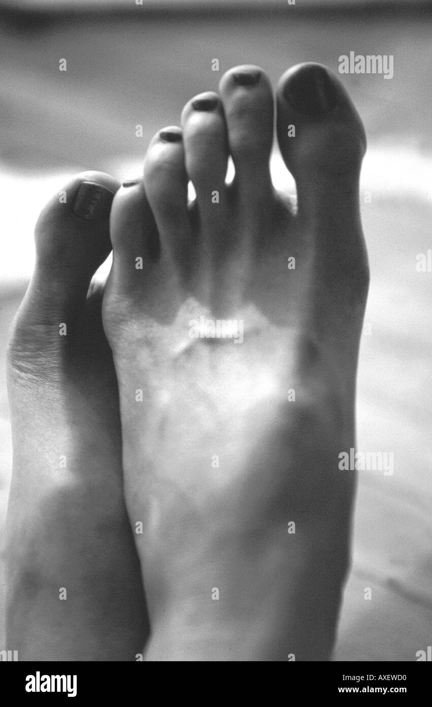 Uñas de los pies barnizadas Imágenes de stock en blanco y negro - Alamy