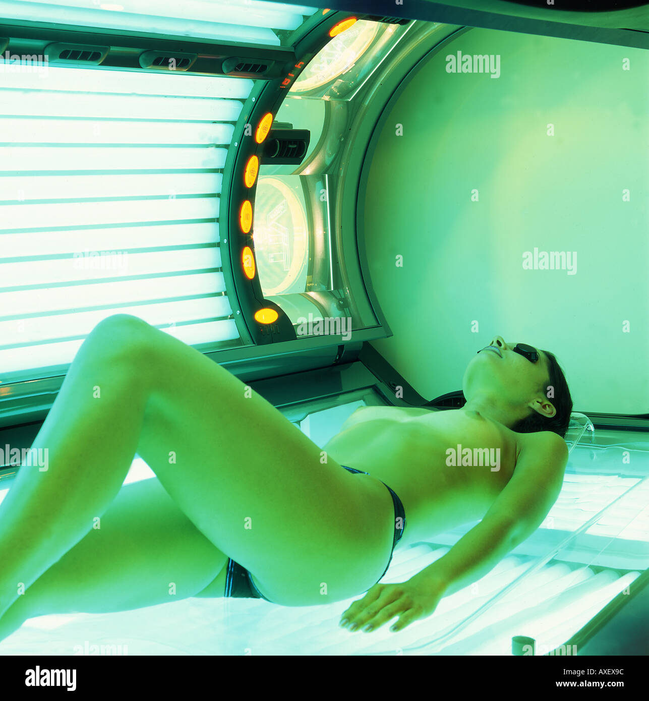 Mujer de 25 años de edad chica femenina 30 nude desnuda topless tan mentira  relajarse pantalones bragas braguitas interiores interiores estudio cabina  solarium bea Fotografía de stock - Alamy