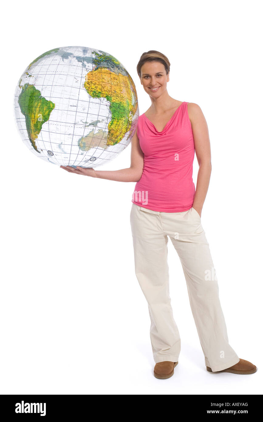 Mujer sosteniendo globo inflable Foto de stock