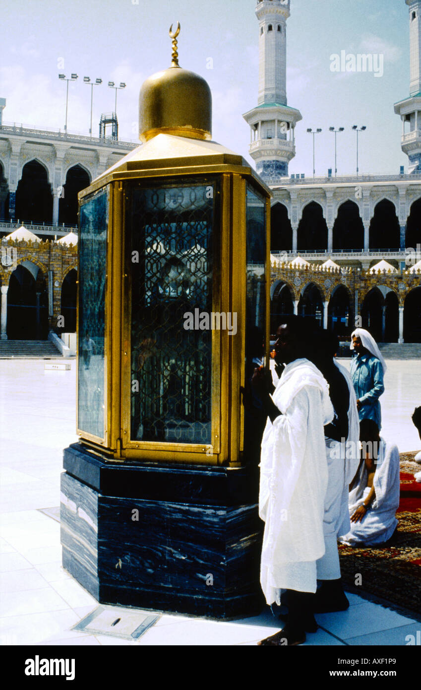Makkah Arabia Saudita Ka'aba Hajj Magam Ibrahim que alberga la piedra Ibrahim solía pararse para construir la Kaaba Foto de stock