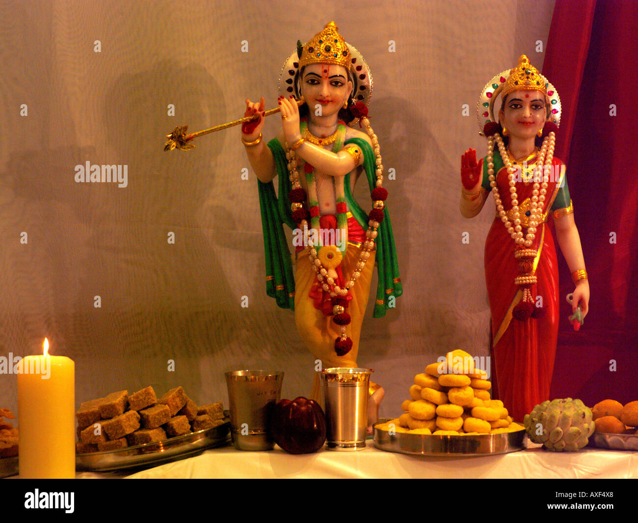 Shree Templo Swaminarayan Streatham London England y Radha Krishna con el Diwali ofrendas y velas Foto de stock