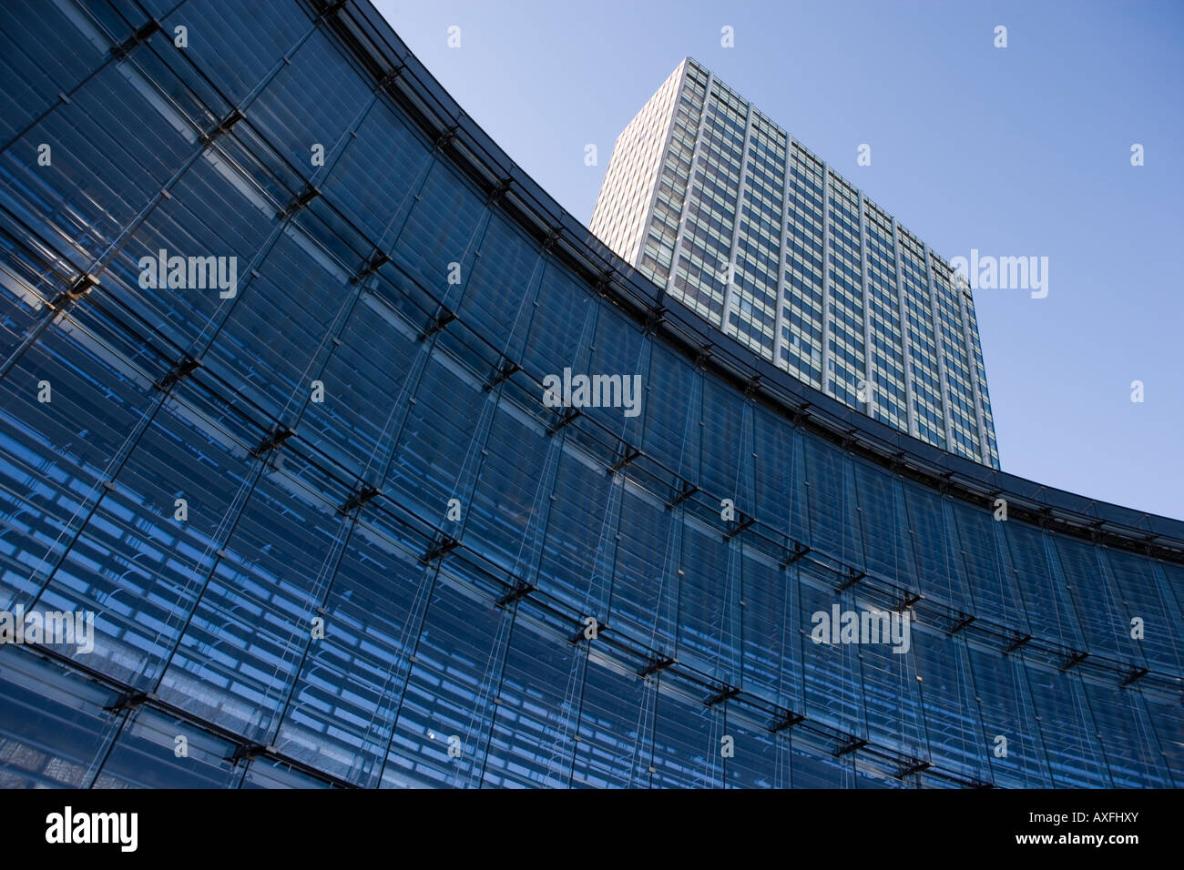 El edificio administrativo de Bayer AG en Leverkusen das der Verwaltungsgebäude Bayer AG sistema automático de sombreado Foto de stock