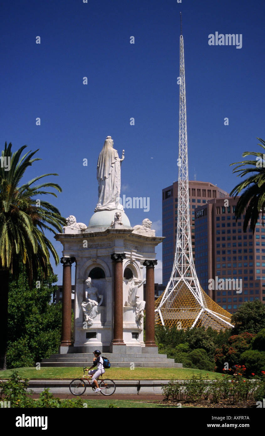 La reina Victoria monumento con Victorian Arts Centre spire, Jardines de la Reina Victoria, Melbourne, Victoria, Australia, vertical Foto de stock