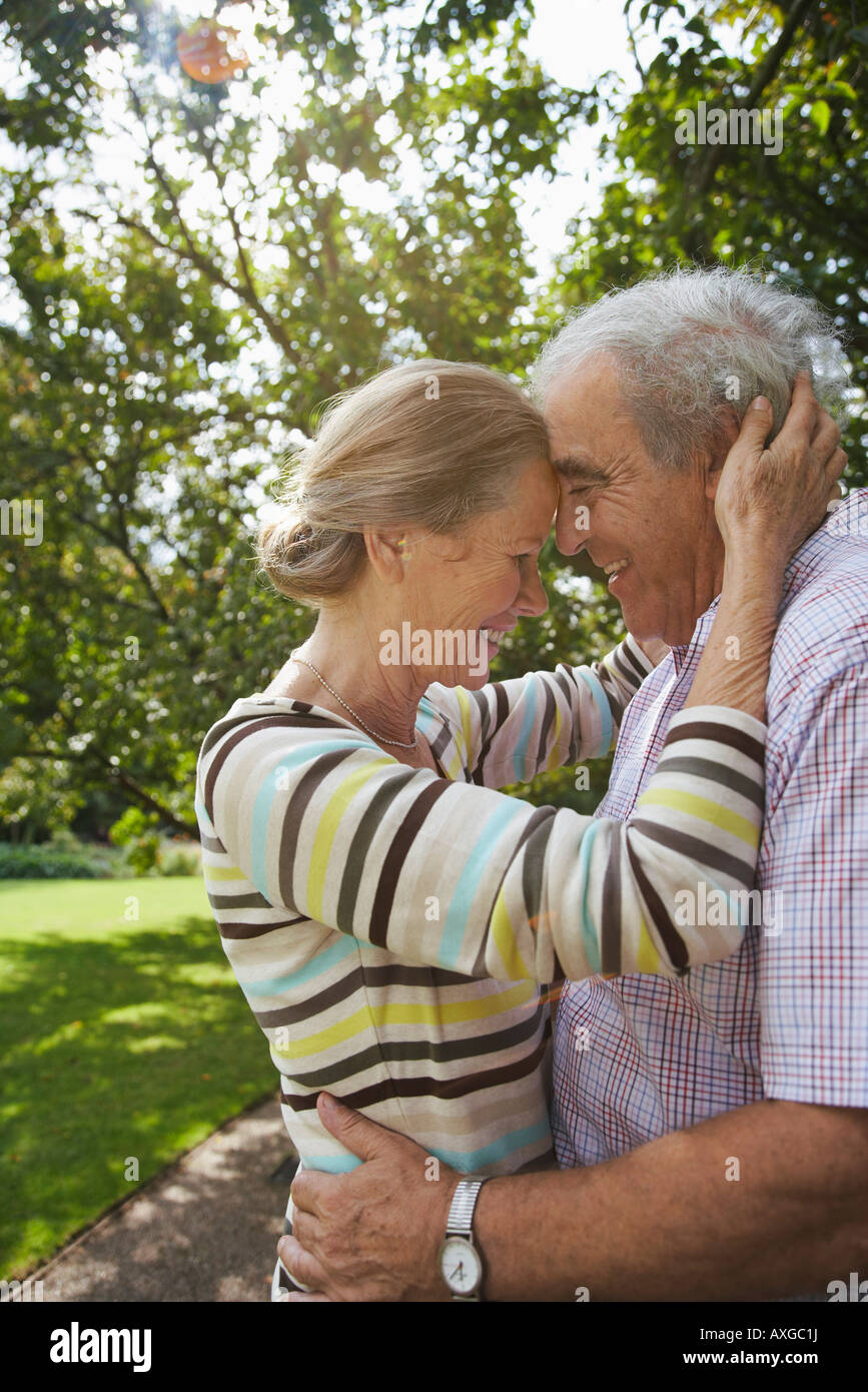 Pareja Abrazandose Fotografia De Stock Alamy