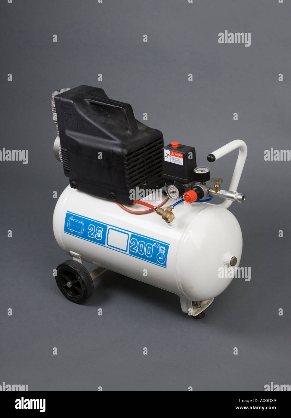 Un compresor eléctrico de aire portátil Fotografía de stock - Alamy