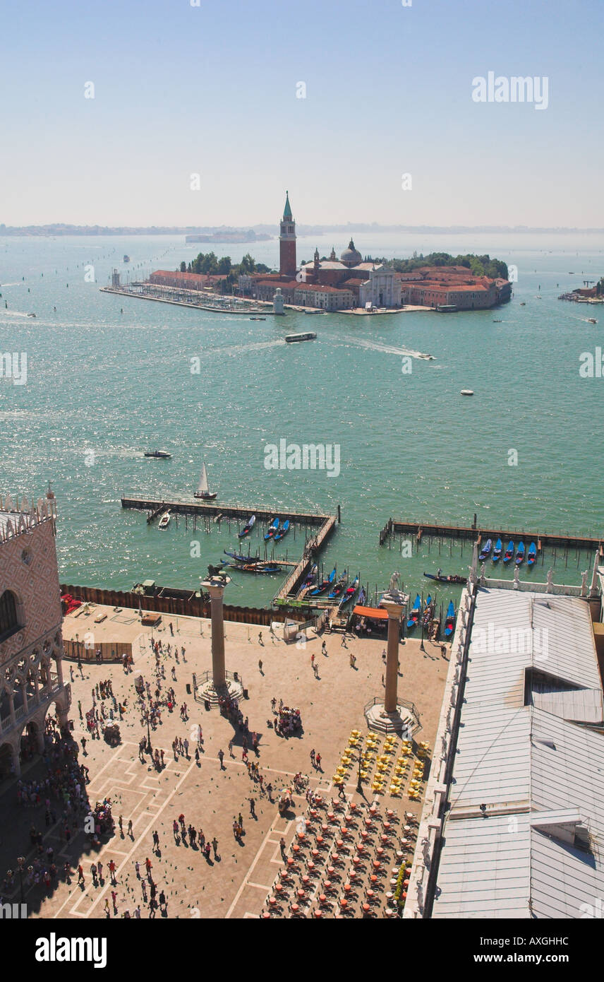 Vista desde la torre, en la Plaza de San Marcos, que muestra las columnas en el piazette, el Molo (PIER) y la Isla de San Giorgio Maggiore. Foto de stock