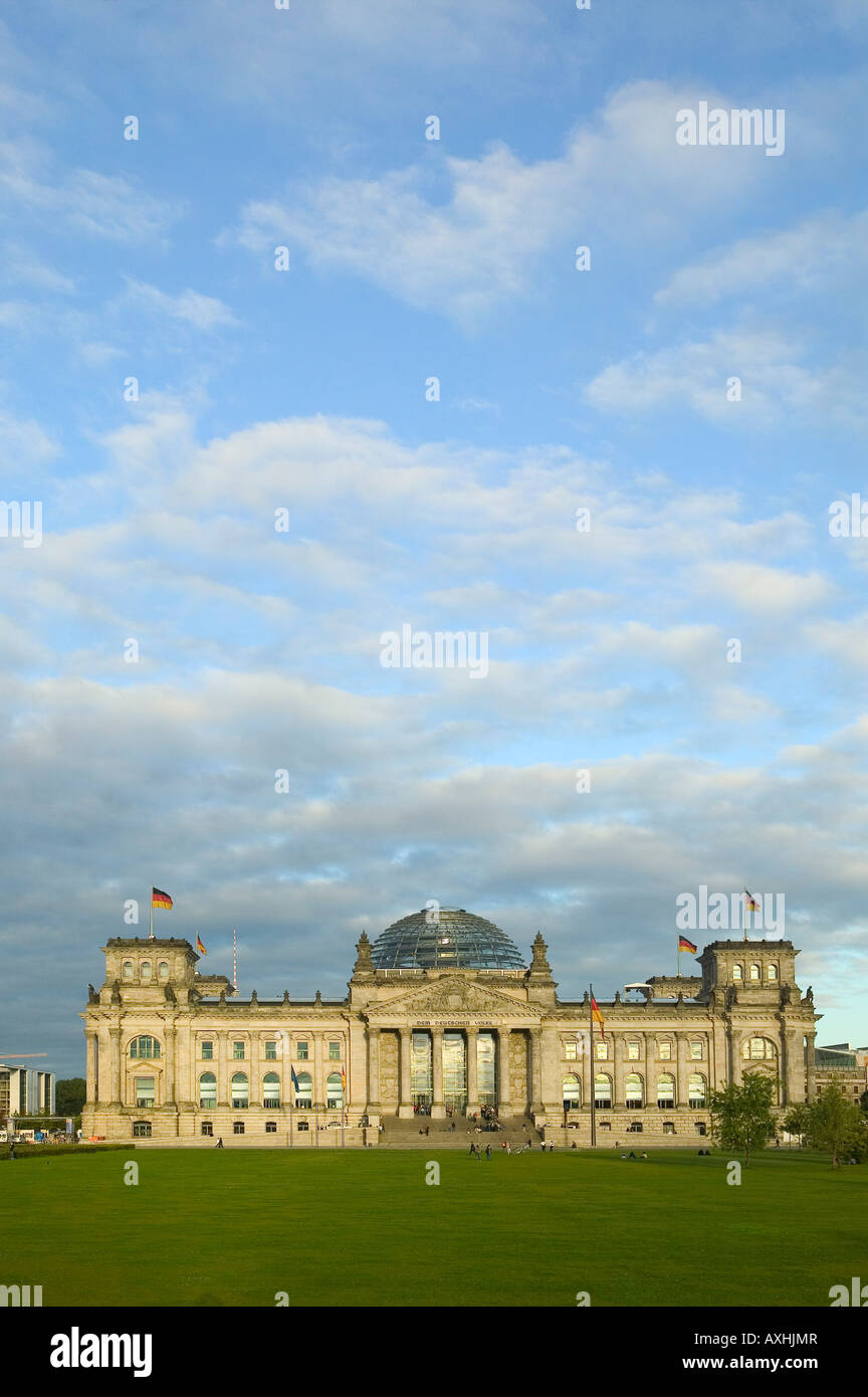 Reichstag en Berlín Europa Alemania capital parlamento edificio emblemático de la arquitectura histórica del gobierno bandera nacional Foto de stock