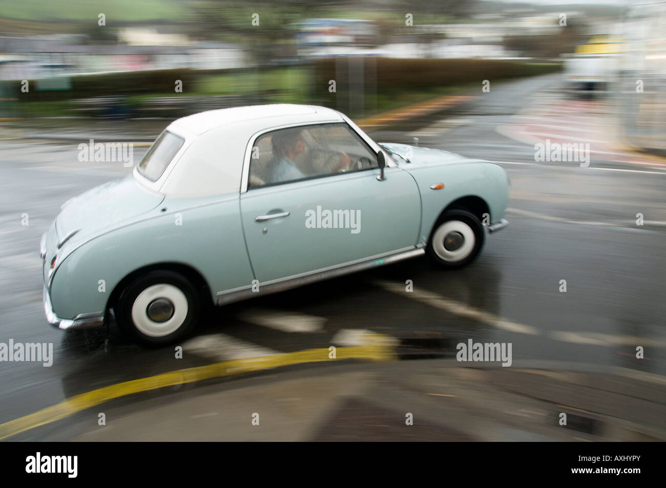Dos pequeñas plazas de estilo retro de color azulado pálido Nissan