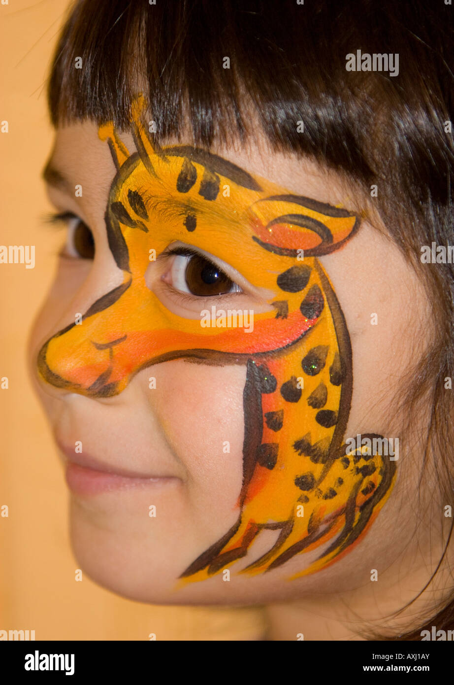 Muchacha con jirafas pintura facial Fotografía de stock - Alamy