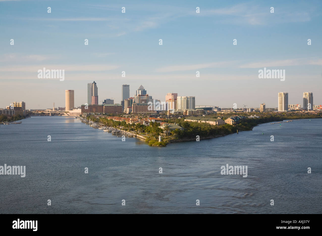 La isla del puerto y del horizonte de la ciudad de Tampa, Florida con Sparkman el canal a la derecha y a la izquierda del canal de Seddon Foto de stock