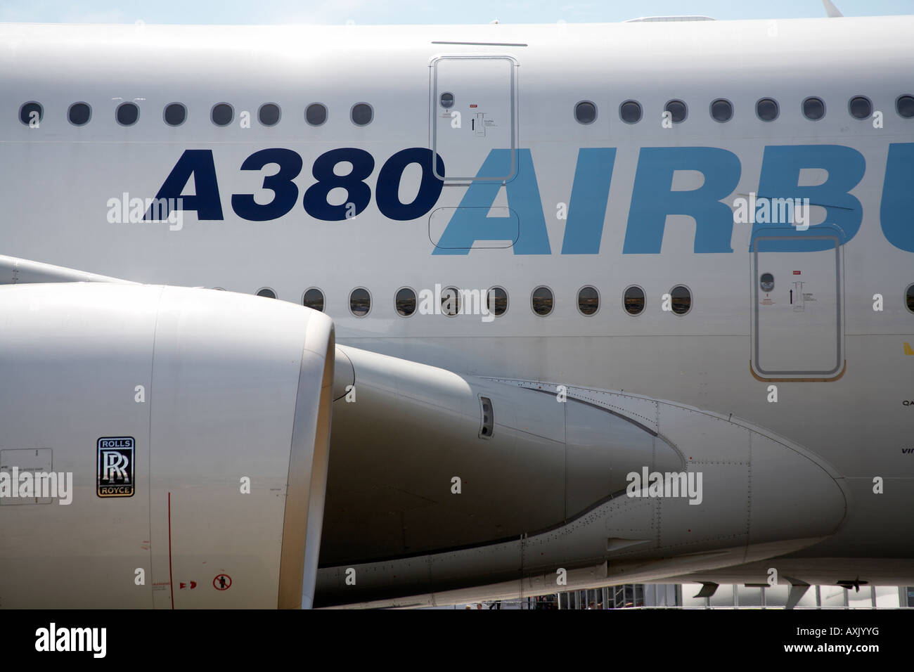 Particular del fuselaje de la doble cubierta de aviones Airbus A380 en la presentación estática en Farnborough International Air Foto de stock