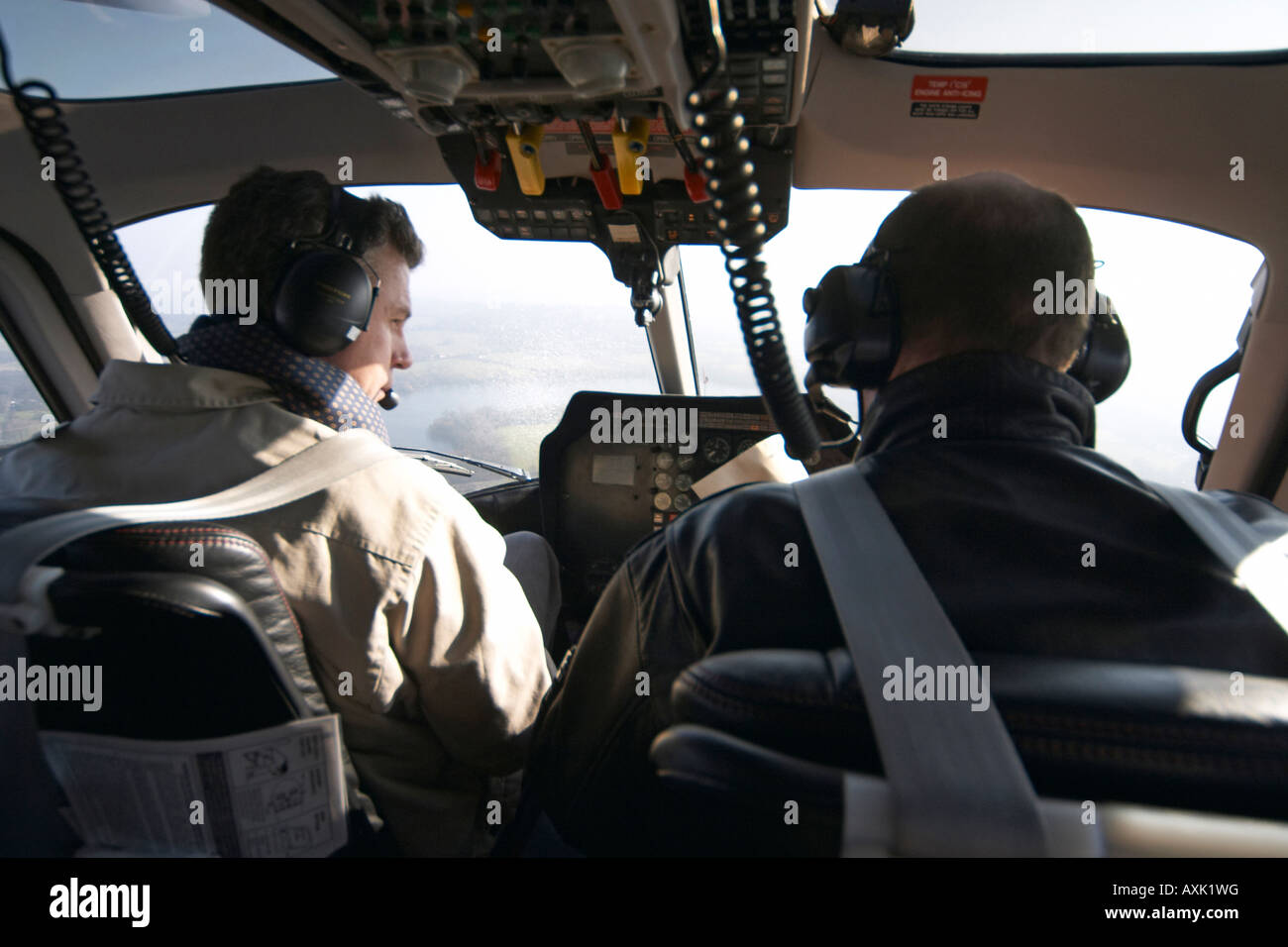 Pasajero y piloto de helicóptero en Inglaterra en enero de 2006 Foto de stock