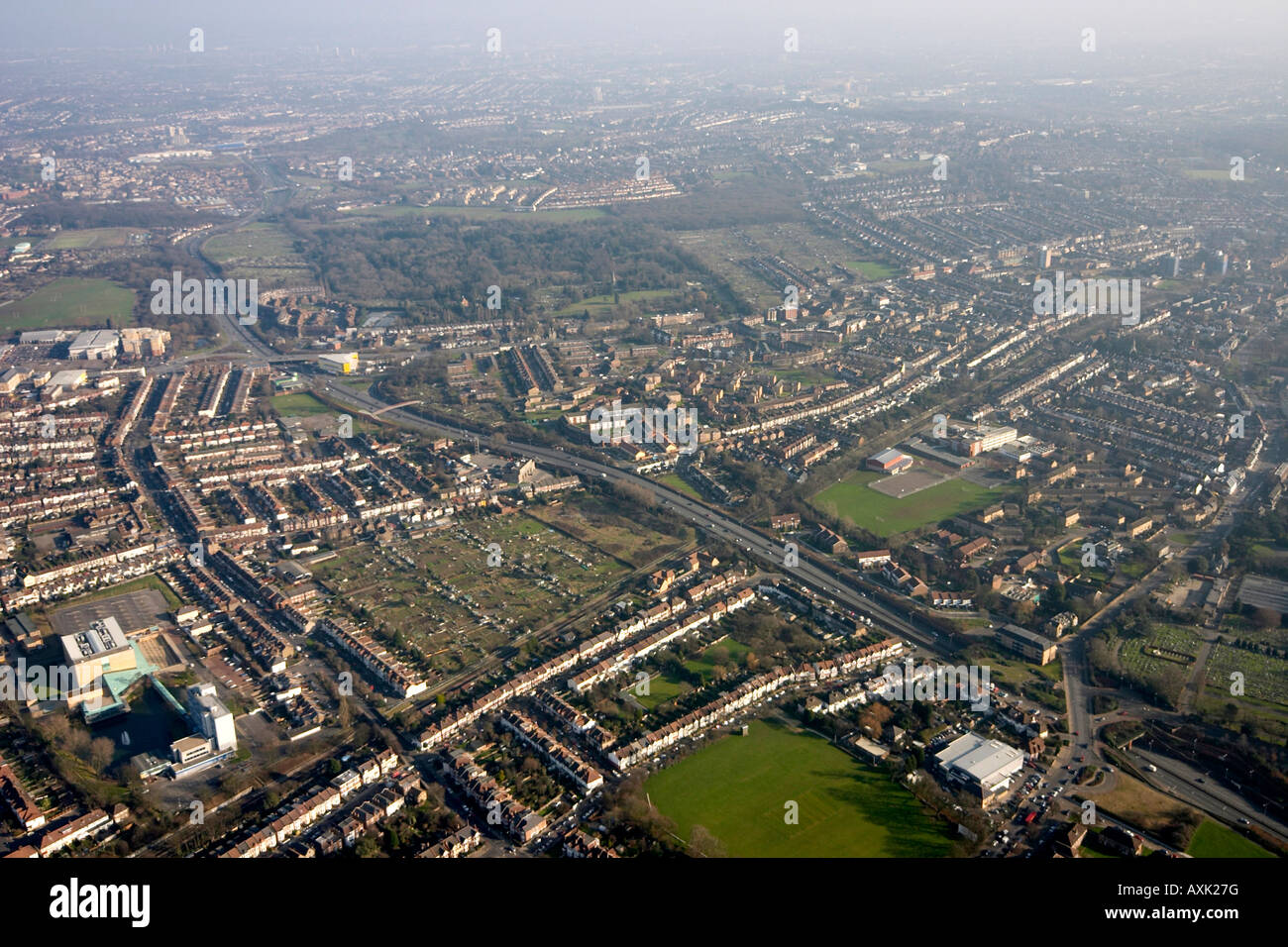 Vista aérea oblicua de alto nivel al noreste de East Finchley St Pancreas Islington cememtary London N2 N10 Inglaterra Enero de 2006 Foto de stock