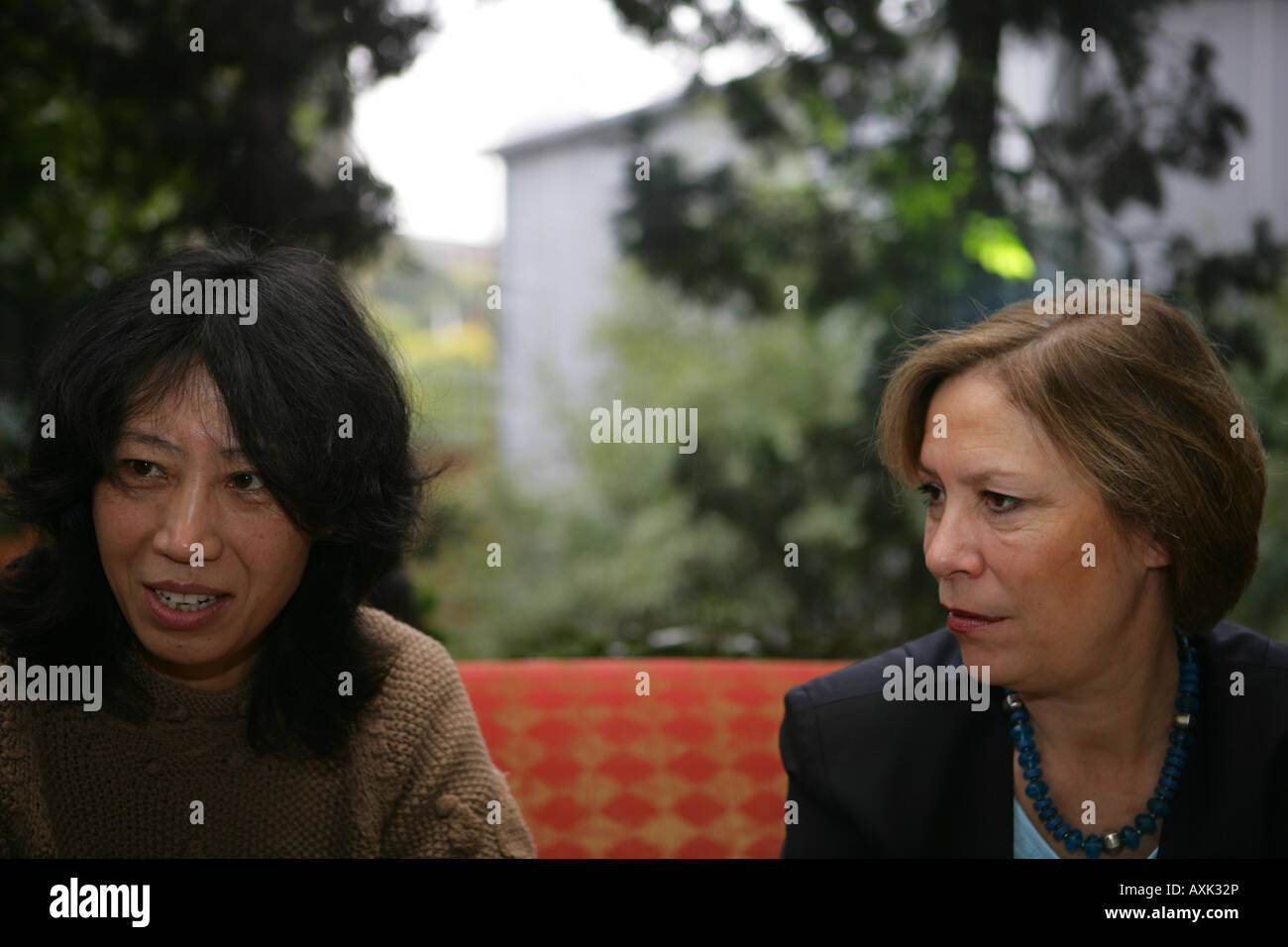 Desde la izquierda de la última princesa Qiongma chino de 46 años con un amigo Foto de stock